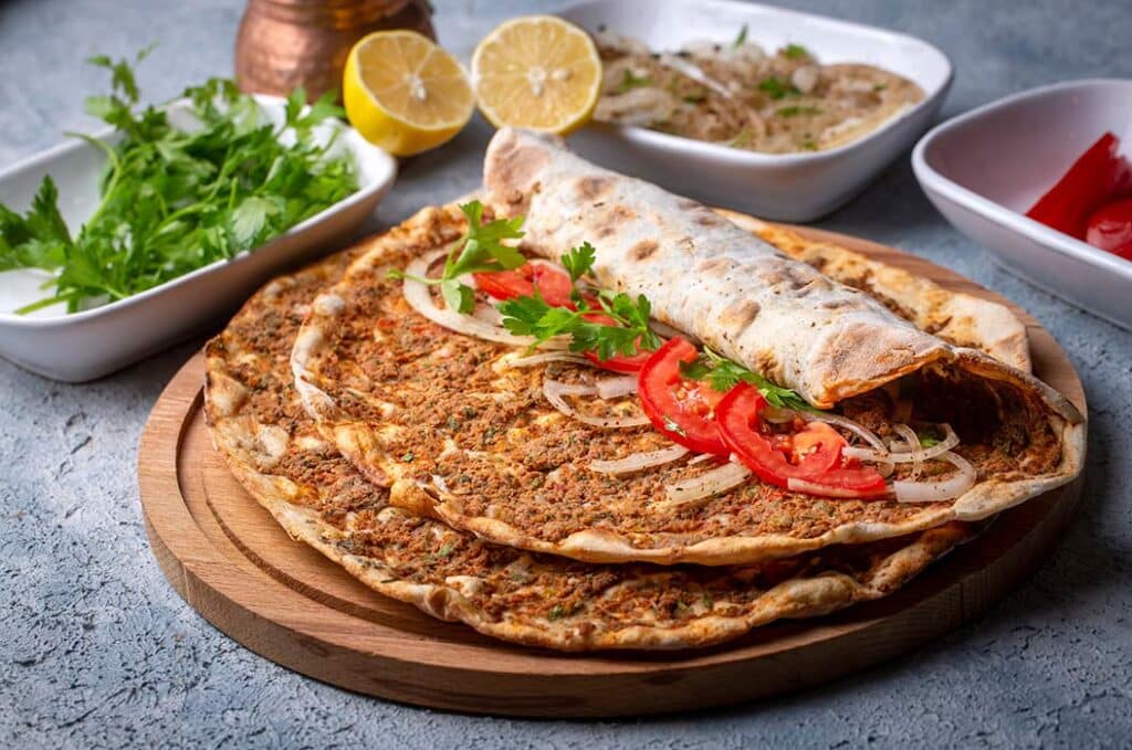 Lahmacun wird auf einem Brett zubereitet