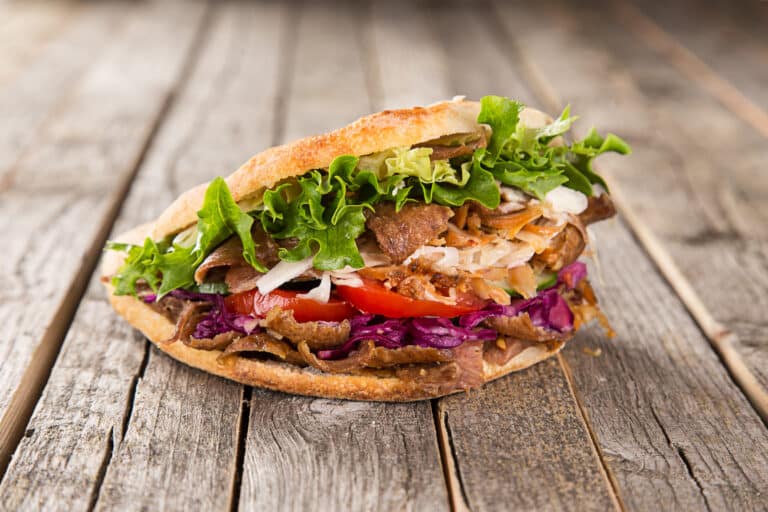 Döner auf Holztisch